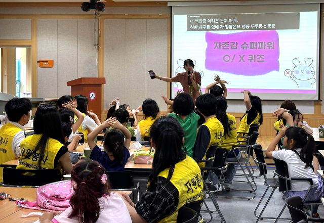 사랑의달팽이가 청각장애 아동 가족캠프 ‘와우! 다솜이 FAMILY DAY’에서 청각장애 아동과 청소년에게 자존감 향상 교육을 진행하고 있다