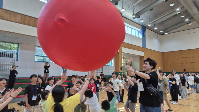 사랑의달팽이가 청각장애 아동 가족캠프 ‘와우! 다솜이 FAMILY DAY’에서 가족운동회와 레크리에이션을 진행하고 있다
