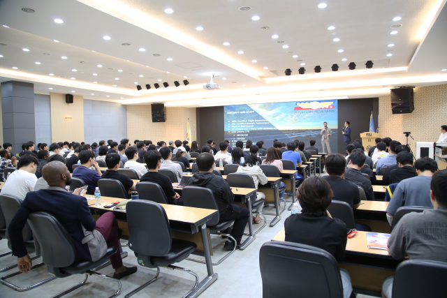 한국항공대 교내 비전홀에서 ‘FAA 미국 항공정비사 자격증 및 인턴십 프로그램’을 주제로 특강을 진행 중인 USAA의 스콧 사이크스 개발총괄책임자