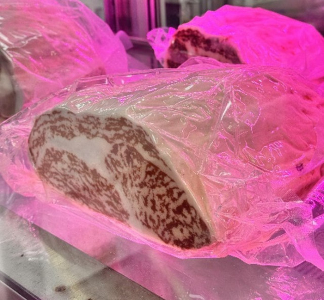 티센바이오팜이 개발한 고깃결과 마블링이 구현된 등심 형태의 덩어리형 신선 배양육 시제품
