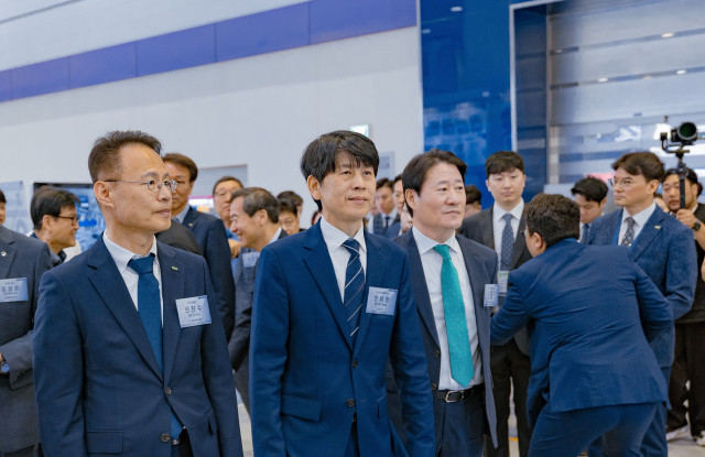 왼쪽부터 신진수 한국환경보전원장, 안세창 환경부 기후탄소정책실장이 ‘ENVEX2025’ 전시장을 관람하고 있다