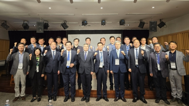 한국국방조직학회 창립기념 학술세미나 참석자들이 기념촬영을 하고 있다