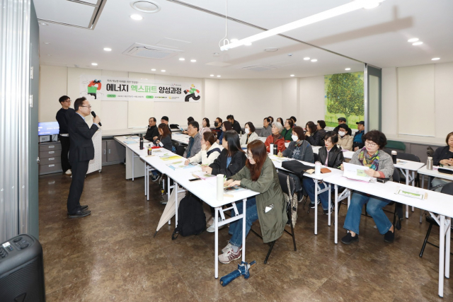 에너지 엑스퍼트 양성과정 개강식 당시 유성훈 금천구청장이 축하의 인사를 건내고 있다(제공=금천에코에너지센터)