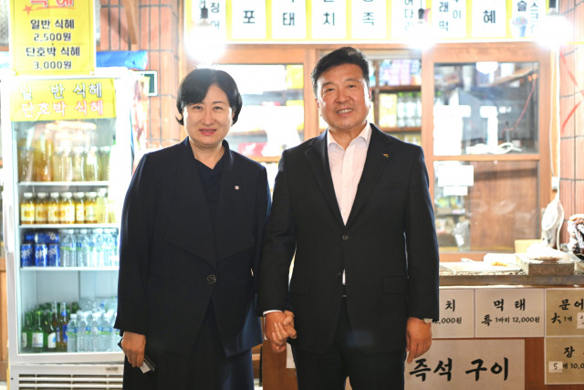 2025 충남 글로벌 웹툰 연구 콘퍼런스 행사(왼쪽부터 충남콘텐츠진흥원장 김곡미, 최재구 예산군수)