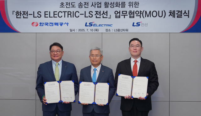 10일 LS용산타워에서 열린 업무 협약식에서 왼쪽부터 구자균 LS일렉트릭 회장, 김동철 한국전력 사장, 구본규 LS전선 대표가 기념 촬영을 하고 있다