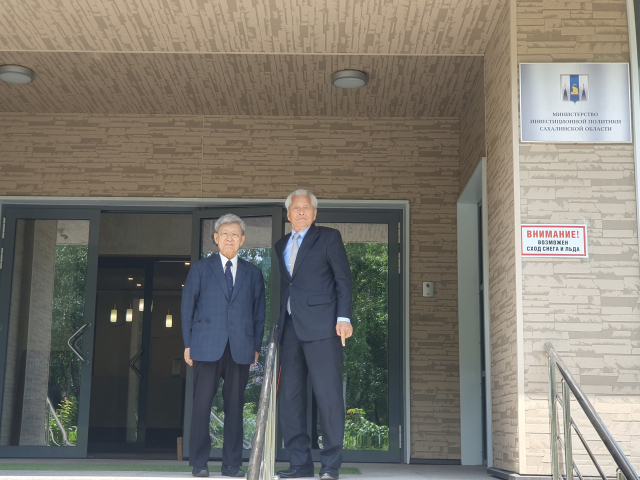 사할린 대외협력통상부에서의 나정주 회장과 김영웅 박사(러시아 연방 아카데미 수석연구원)