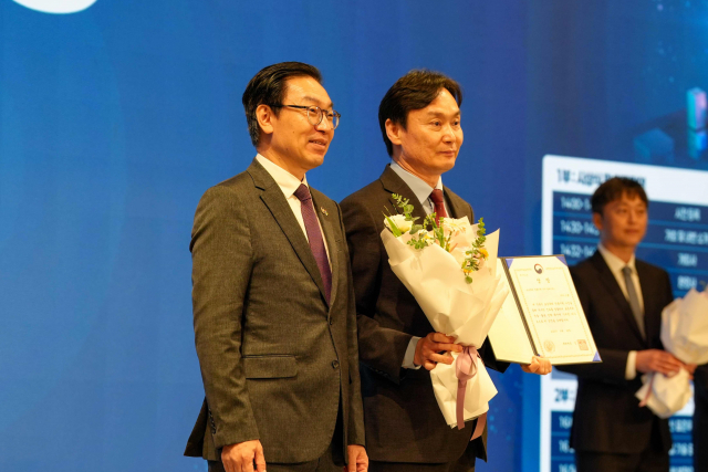 이스톰이 2025년 표준특허 창출지원 우수 참여기관으로 선정돼 특허청장상을 수상했다. 왼쪽부터 김완기 특허청장, 장형석 이스톰 이사(제공=한국특허전략개발원)