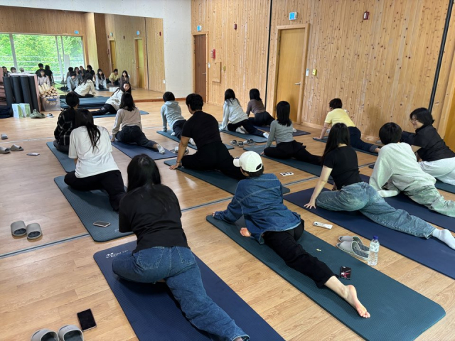 금천여자단기청소년쉼터 청소년들이 국립횡성숲체원에서 숲 스트레칭 프로그램에 참여하고 있다