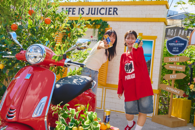 이탈리아 남부 시칠리아 해안 마을의 여유로움을 현대적으로 재해석한 산펠레그리노 ‘Life is Juicier’ 팝업스토어 포토존을 배경으로 방문객들이 사진을 촬영하고 있다. 이탈리아 프리미엄 워터 브랜드인 산펠레그리노가 평범한 일상을 특별한 순간으로 바꾸는 경험이 인생을 더욱 풍요롭게 만든다는 메시지를 전하는 글로벌 캠페인의 일환으로 7월 25일 서울 이태원 프로세스에서 ‘라이프 이즈 쥬시어(LIFE IS JUCIER)’ 팝업스토어를 열고, 오는 8월 3일까지 10일간 국내 소비자들을 위한 다채로운 체험 행사를 개최한다