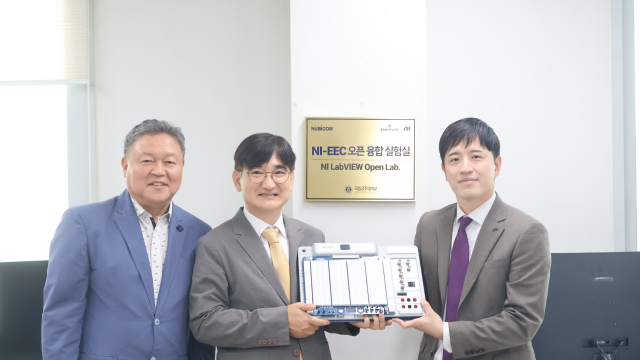 왼쪽부터 누비콤 신동만 사장, 이동주 공과대학장, 정구환 NI 상무가 NI LabVIEW Open Lab 앞에서 협약을 체결 중이다