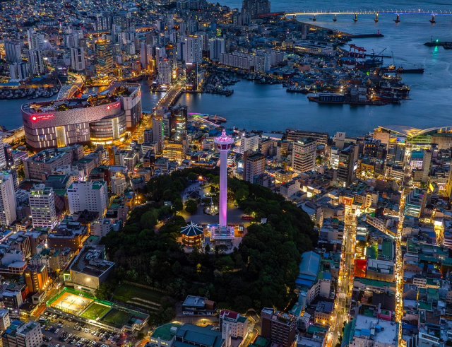 별바다부산 나이트페스타의 주 무대인 용두산공원 일대의 야경