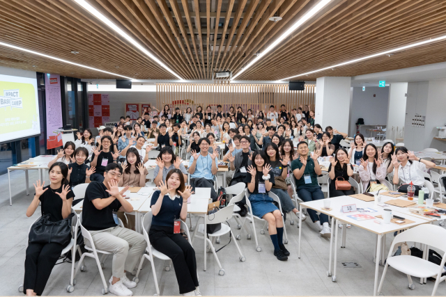 지난 26일 열린 임팩트 베이스캠프 10주년 기념행사에서 수료생들이 단체 사진을 촬영하고 있다