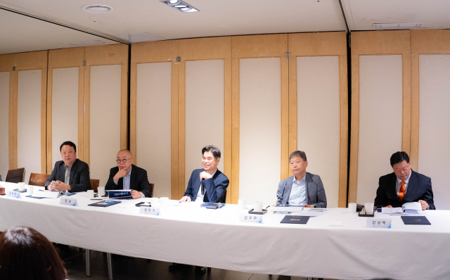 서울AI재단의 ‘AI 미래위원회’가 1차 회의를 열고 서울시 AI 정책 방향과 과제에 대해 논의했다