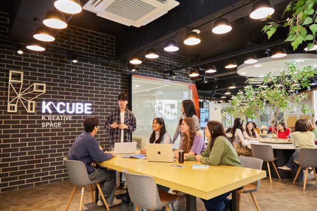 건국대학교 생명공학관 K-CUBE에서 회의를 진행하고 있는 건국대 학생들