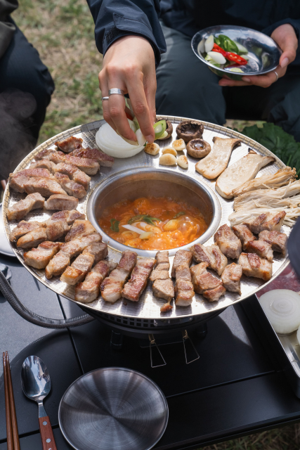 구이와 찌개가 어우러지는 전통 구이문화의 정수를 현대적으로 구현한 ‘전립투 & 스토브원’