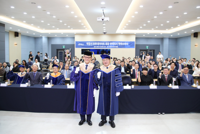 한국항공대 허희영 총장(왼쪽)과 박장선 회장(오른쪽)이 명예박사 학위수여식 후 기념 촬영을 하고 있다