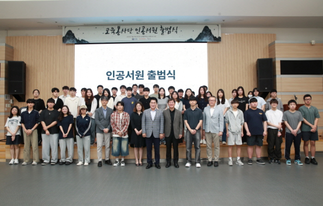 왼쪽 여덟번째 서울대학교 인문대학 안지현 학장, 가운데 박준희 관악구청장, 오른쪽 여덟번째 서울대학교 공과대학 김영오 학장