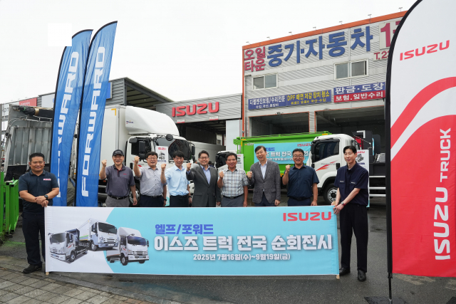 큐로모터스 임직원이 기념사진 촬영을 하고 있다