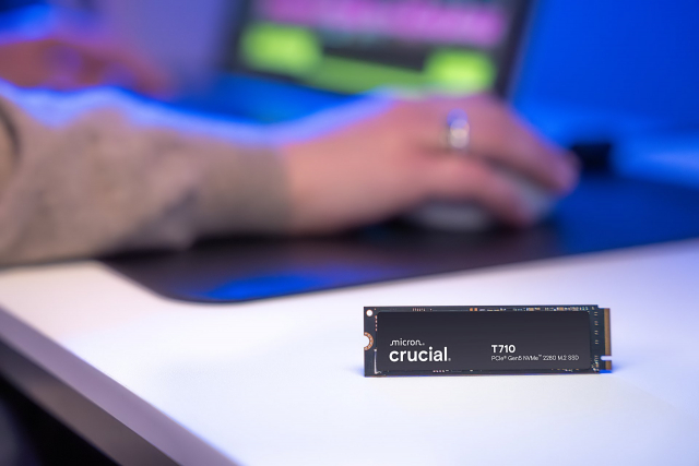 마이크론 크루셜 T710 Gen5 NVMe SSD는 PCIe 5.0 인터페이스와 실리콘모션 SM2508 컨트롤러, 마이크론 G9 TLC NAND 조합으로 초고속 전송 과정에서도 일관된 지연시간을 유지한다. 특히 순차 읽기 1만4900MB/s, 쓰기 1만3800MB/s, 랜덤 4KB 작업시 쓰기 기준 최대 2.3M IOPS를 구현해 소비자용 스토리지의 성능 한계를 다시금 업계 최고 수준까지 끌어올렸다