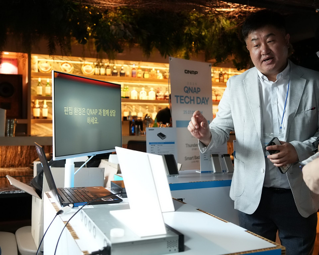 현장에 마련된 세 가지 체험 부스(HA·Thunderbolt·Smart Backup)는 각 주제에 맞는 체험 데모존으로 구성돼 참관객의 기술적 이해를 도왔다. HA 부스에서는 이중화 NAS를 활용한 무중단 서비스와 장애 복구 시나리오를 제시하며, 고가용성 환경 구축 노하우를 공유했다. Thunderbolt 부스는 NLE 기반 공동 편집 워크플로와 10GbE·25GbE 네트워킹 연동을 시연해 영상·콘텐츠 제작자가 요구하는 실시간 협업 성능을 부각했다. Smart Backup 부스에서는 Hybrid Backup Center, FileTiers, NetBak 등 통합 백업 솔루션을 통합 관리 콘솔로 체험하도록 구성해 데이터 보호와 비용 최적화 방안을 제안했다