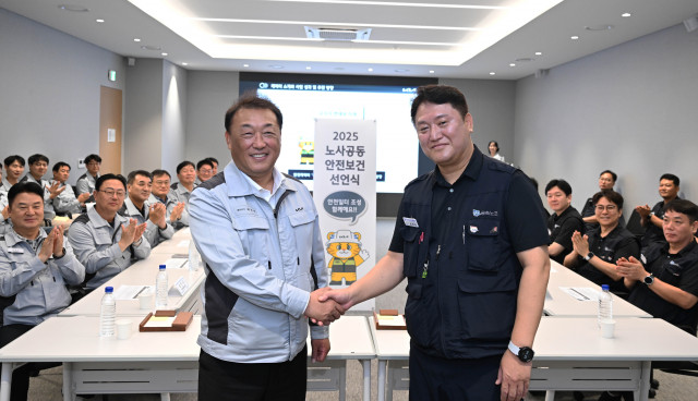 앞줄 왼쪽부터 기아 최고안전보건책임자(CSO) 최준영 사장, 전국금속노조 기아자동차지부 하임봉 지부장이 노사 관계자와 함께 기념 촬영을 하고 있다