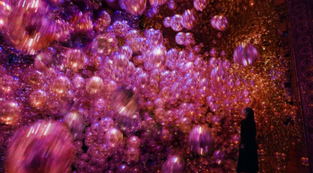 Even if individual elements are separated in space and time, when a structural order appears among them, the elements transcend space and time and form a single entity. Despite significant changes in shape or size on the surface, or even if all of the elements are replaced, the single existence will be maintained. This spatiotemporal existence is part of the whole, it appears from the whole, and is returned to it. It is a living universe - a biocosmos. (teamLab, Morphing Continuum © teamLab)