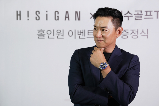 경품으로 제공된 롤렉스 서브마리너 시계를 차고 포즈를 취하는 주진모 배우