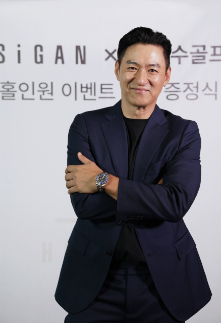경품으로 제공된 롤렉스 서브마리너 시계를 차고 포즈를 취하는 주진모 배우