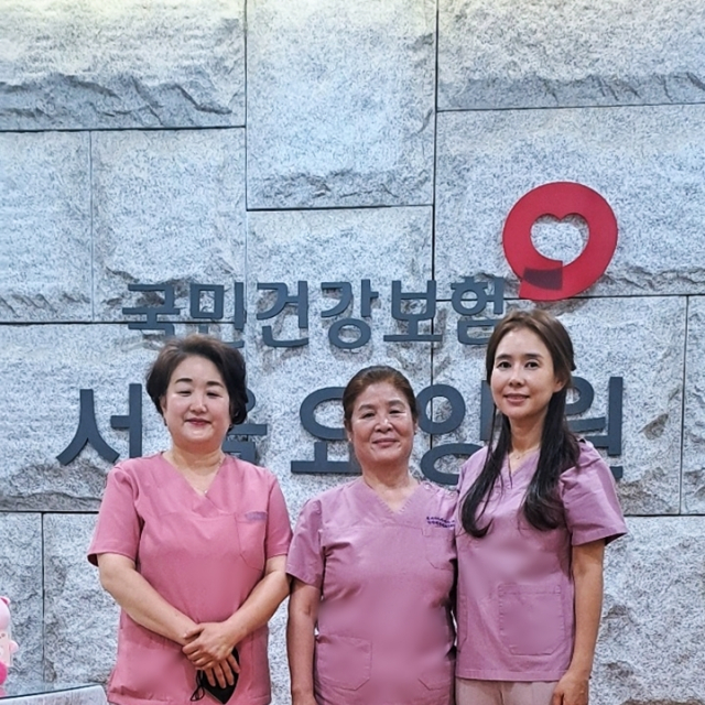국제아로마테라피임상연구센터의 윤선영 전문강사, 박양숙 전문강사, 이시은 전문강사가 국민건강보험공단 서울요양원에서 힐링아로마프로그램을 진행하고 있다