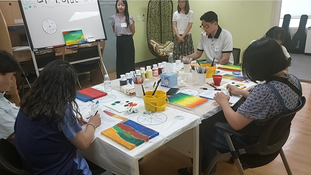 ‘다시, 마음을 잇다’ 프로그램을 통해 집단미술치료와 접목시킨 부모교육이 진행되고 있다