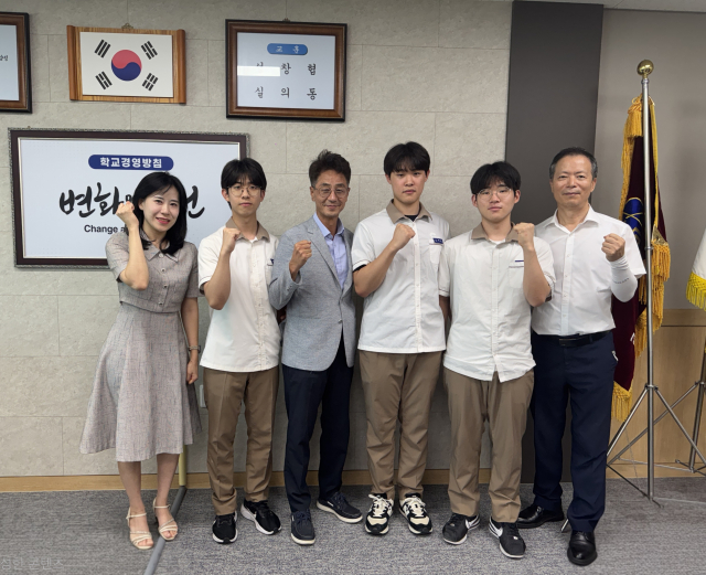 구미전자공업고등학교 레고로보 동아리 학생들과 교사들이 국가대표 선발을 축하하고 있다
