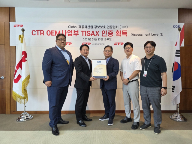DQS와 CTR 담당자들이 레이블 문서를 들고 기념 촬영을 하고 있다(사진=DQS Korea)