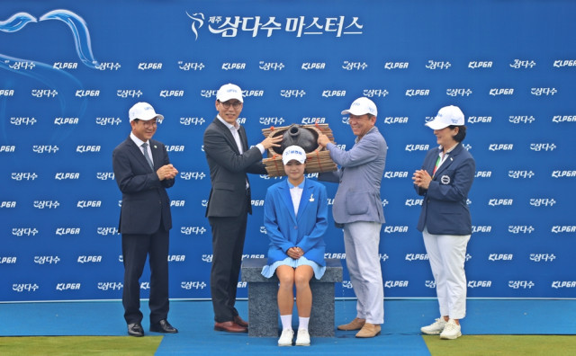 10일 ‘제12회 제주삼다수 마스터스’에서 우승한 고지원 선수가 시상식에서 물허벅 세레모니를 하고 있다. 왼쪽부터 사이프러스 골프 앤 리조트 민규영 대표, 제주특별자치도개발공사 백경훈 사장, 고지원 선수, 광동제약 최환원 전무, KLPGA 김순희 수석 부회장