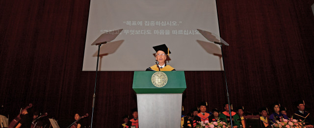 로저 콘버그 교수가 ‘2025학년도 후기 학위수여식’에서 축사를 하고 있다