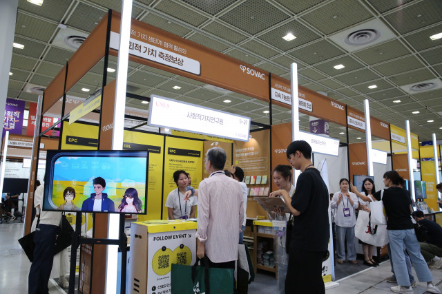 ‘2025 대한민국 사회적가치페스타’에 마련된 참여형 홍보부스가 많은 시민들의 관심을 끌고 있다