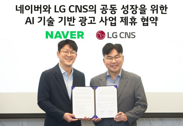 왼쪽부터 네이버 광고세일즈&파트너십 한재영 전무와 LG CNS 엔트루 최문근 전무가 협약식에서 기념 촬영을 하고 있다