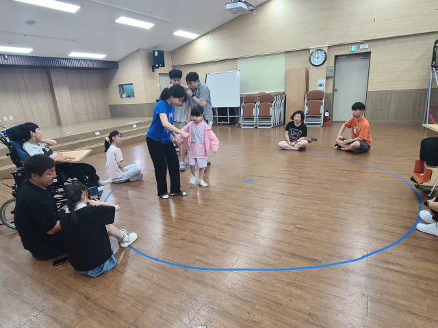 헌터 하트비트 메소드를 활용한 연극 놀이 수업 장면(그림자 놀이)