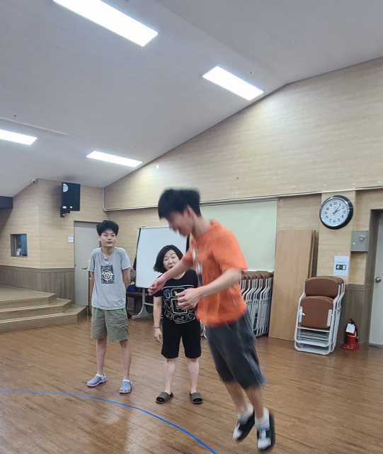 헌터 하트비트 메소드를 활용한 연극 놀이 수업 장면(바람 놀이)