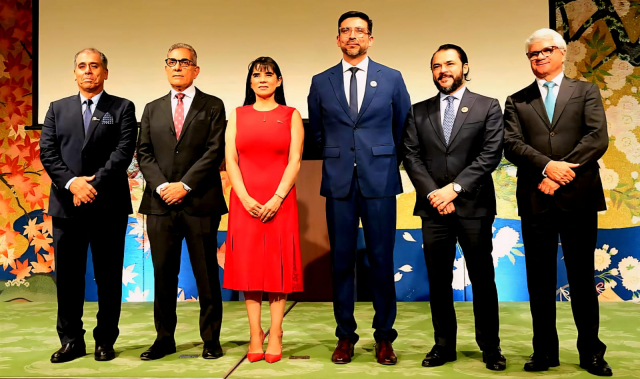 Minister of Foreign Trade and Tourism Úrsula Desilú León (center), Daniel Cavero, Commissioner General for Expo Osaka and Asia Trade Commissioner (both sides)