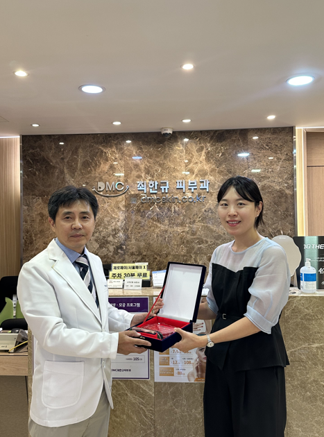 우리메카 우준영 부사장(오른쪽)이 DMC최한규피부과 최한규 원장에게 위촉패를 전달하고 있다
