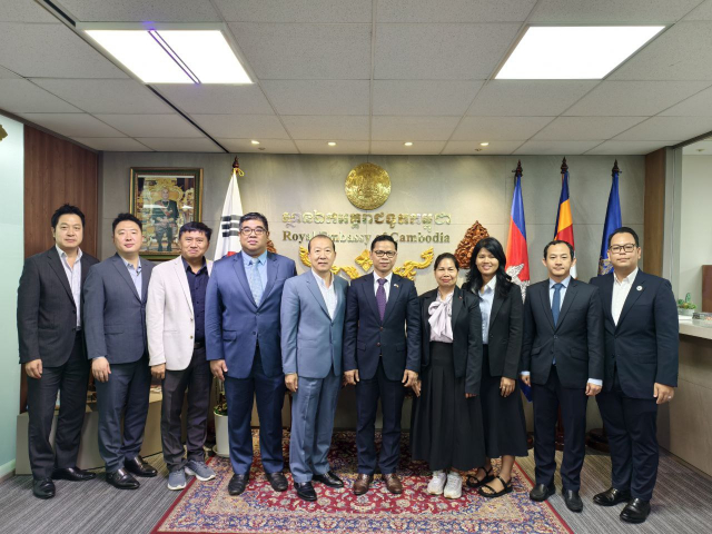 Seang Thay 캄보디아 상무부 차관(왼쪽에서 다섯번째)과 Lourn Saboeun 주한 캄보디아 대사관 부대사(오른쪽에서 다섯번째)가 관계자들과 함께 사진 촬영을 하고 있다