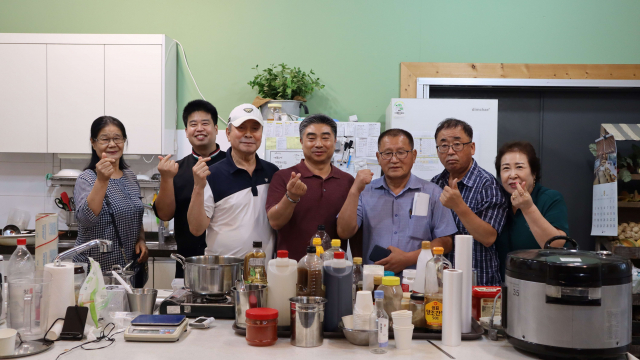 8월 6일 천안시 광덕 교육장에서 반찬 레시피 교육을 마친 조합원들이 기념 촬영을 하고 있다
