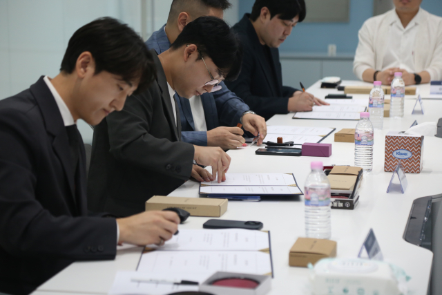 강원형 전략산업 벤처펀드 자펀드 출자확약식이 19일 강원창조경제혁신센터에서 이해정 대표이사와 1억원 출자기업 대표들이 참석한 가운데 열렸다