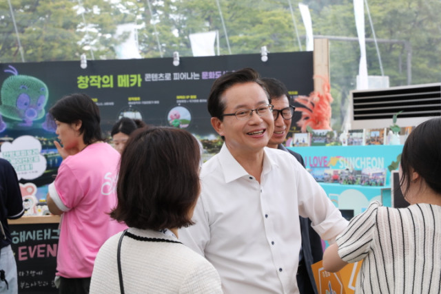 ‘2025 문화도시 박람회’ 홍보관을 둘러보는 최호권 전국문화도시협의회 의장(영등포구청장)