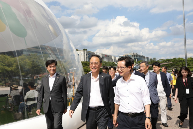 ‘2025 문화도시 박람회’ 여의도공원 문화의마당을 둘러보는 김영수 문화체육관광부 차관(가운데), 최호권 전국문화도시협의회 의장(영등포구청장, 오른쪽), 안병구 밀양시장(왼쪽)