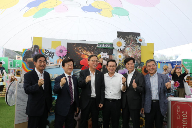 오른쪽부터 이건왕 영등포문화재단 대표이사, 안병구 밀양시장, 최호권 전국문화도시협의회 의장, 김영수 문화체육관광부 차관, 조규일 진주시장, 정광렬 지역문화진흥원장