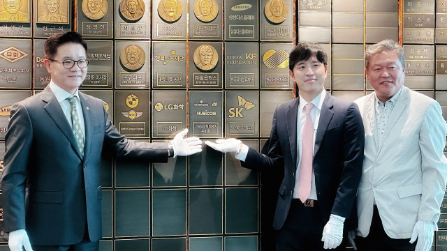 한양대학교, 명예의 전당 플래티넘 멤버십 동판식. 왼쪽부터 한양대학교 이기정 총장, 한국NI 정구환 지사장, 누비콤 신동만 사장