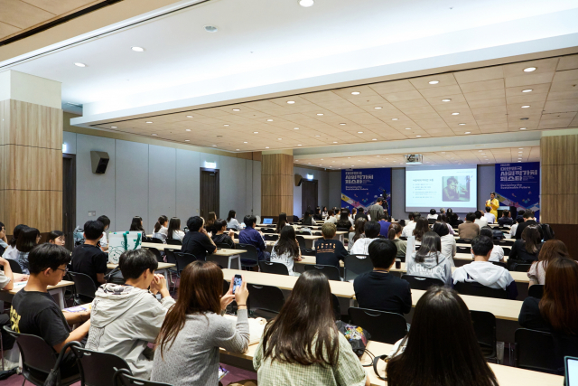 ‘양육 커뮤니티, 함께 키우는 공동체로의 여정’ 세션에서 키노트 스피치가 진행되고 있다