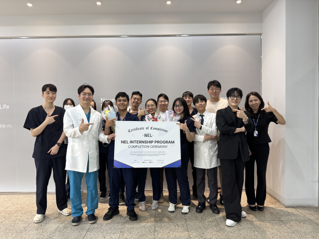 베트남 농람대학교 수의과대학 학생들과 넬동물의료재단 의료진 관계자들이 국제 교류 프로그램 수료식을 마친 후 기념 촬영을 하고 있다