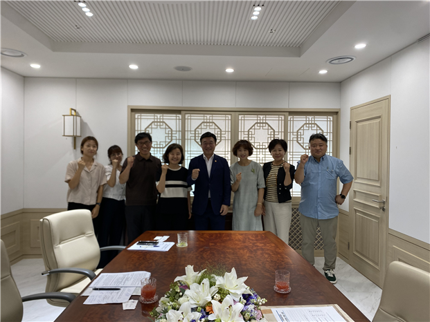 8월 28일 정부서울청사에서 열린 면담에서 윤호중 행정안전부 장관(가운데)과 한살림·두레생협연합회 관계자들이 기념 촬영을 하고 있다